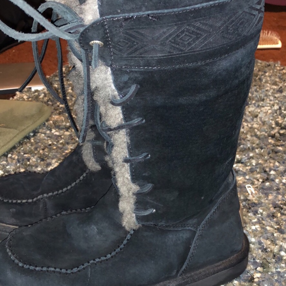 Ugg Boots size 8 - Picture 2 of 3